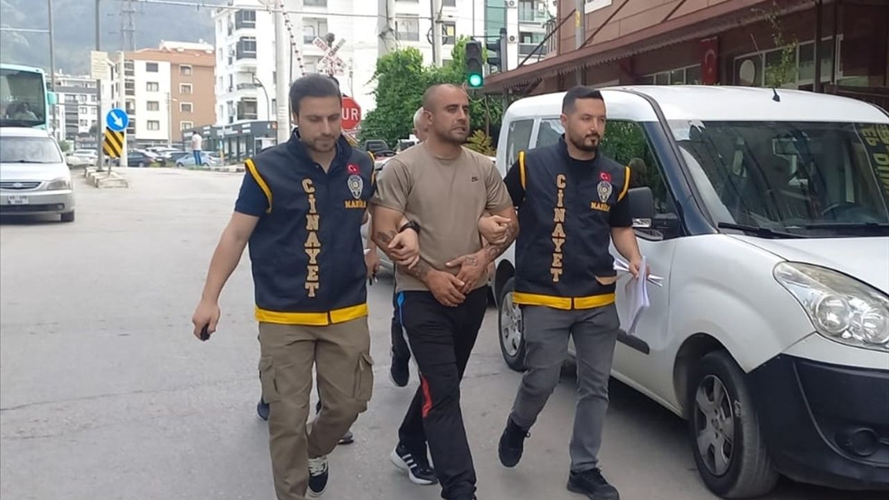 Manisa'da Park Halindeki 13 Araca Zarar Veren Şüpheli Yakalandı