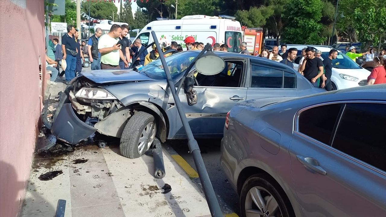 Manisa'da Trafik Kazası: 3 Yaralı, İki Kişinin Durumu Ağır
