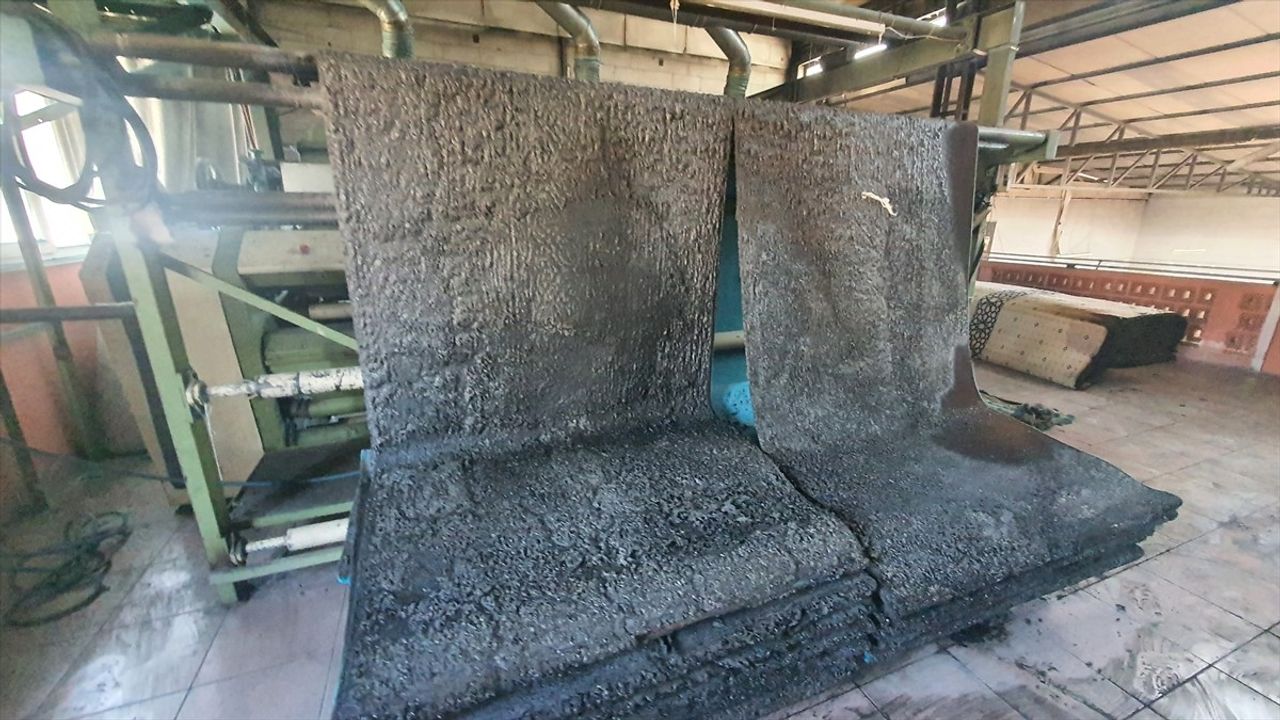 Manisa'nın Demirci ilçesinde halı fabrikasında yangın kontrol altına alındı