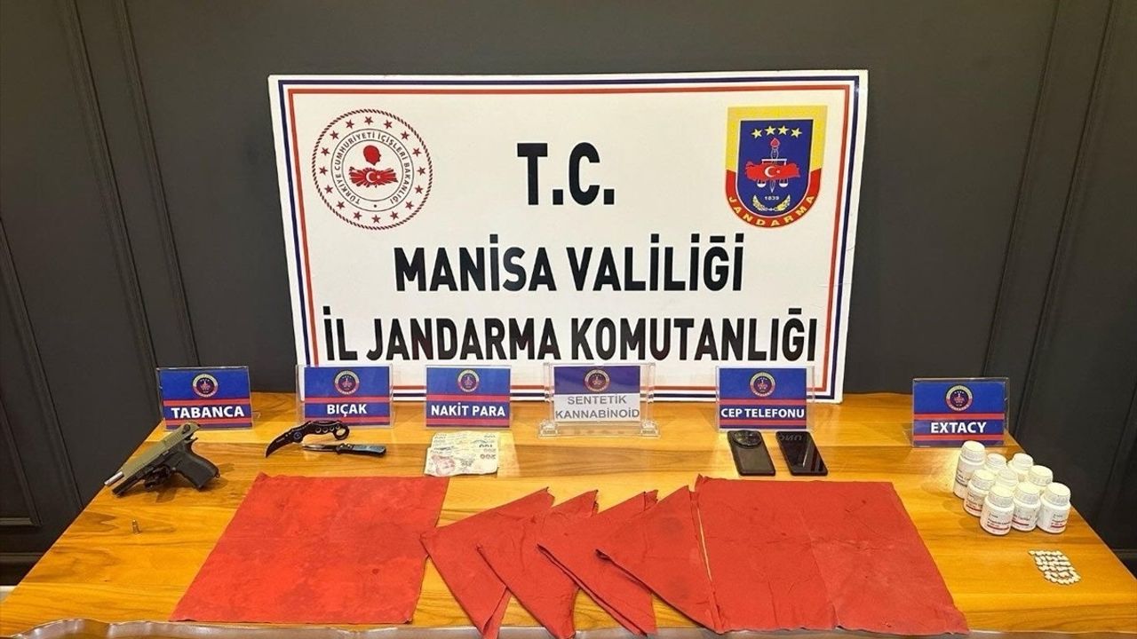 Manisa'nın Salihli İlçesinde Uyuşturucu Ticareti Yapan İki Şüpheli Tutuklandı
