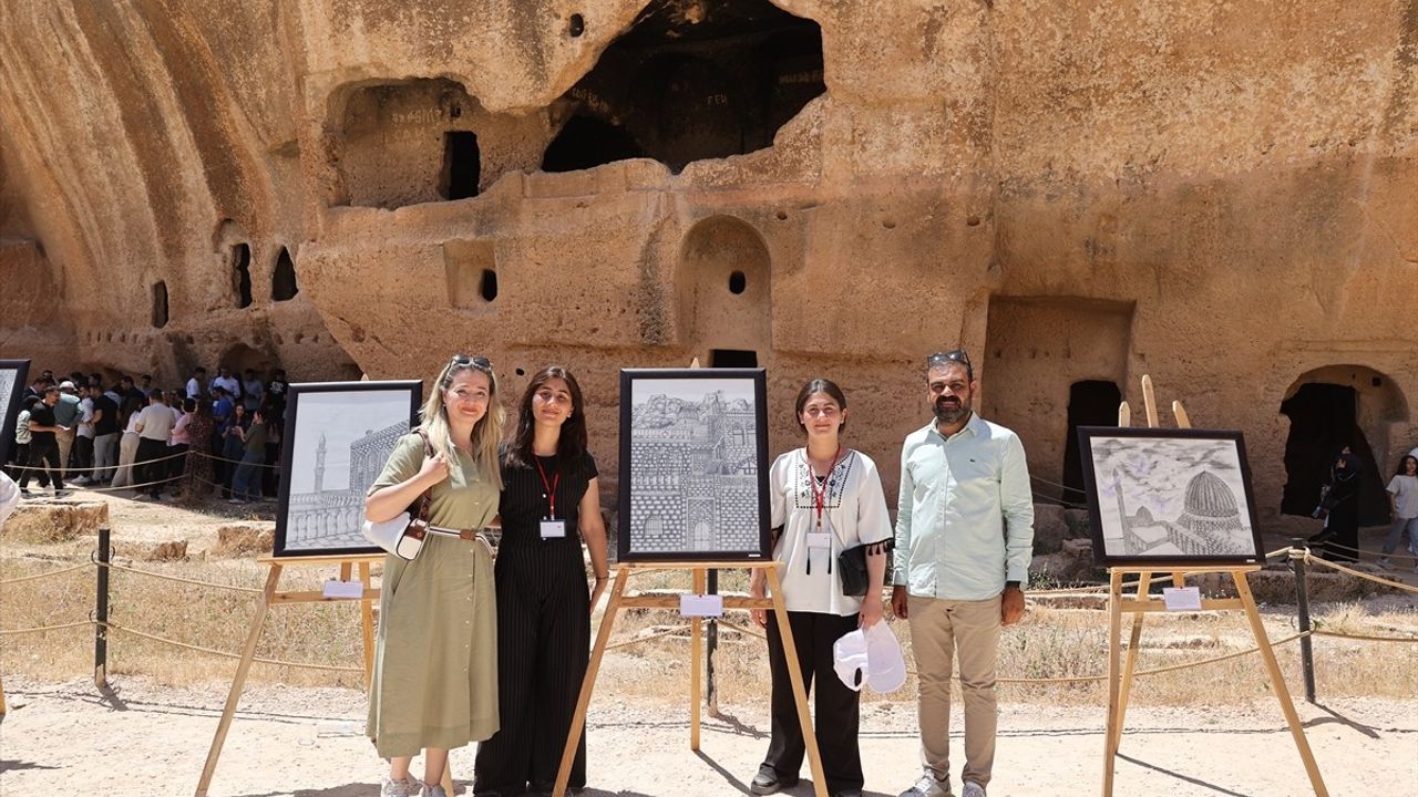 Mardin'in Tarihi Yapılarını Yansıtan Öğrenci Eserleri Dara Antik Kenti'nde Sergilendi
