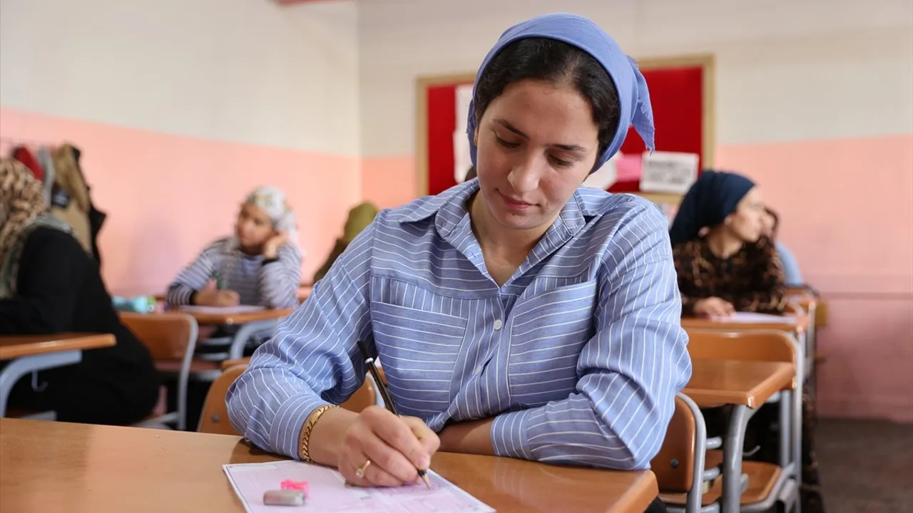 Mardin Kızıltepe'de Anneler, Kitap Okuma Yarışmasına Katıldı