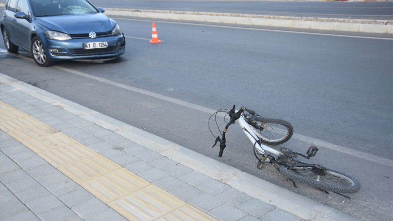 Mersin'de Bisikletli Çocuğa Otomobil Çarptı: Ciddi Yaralanmalar Var