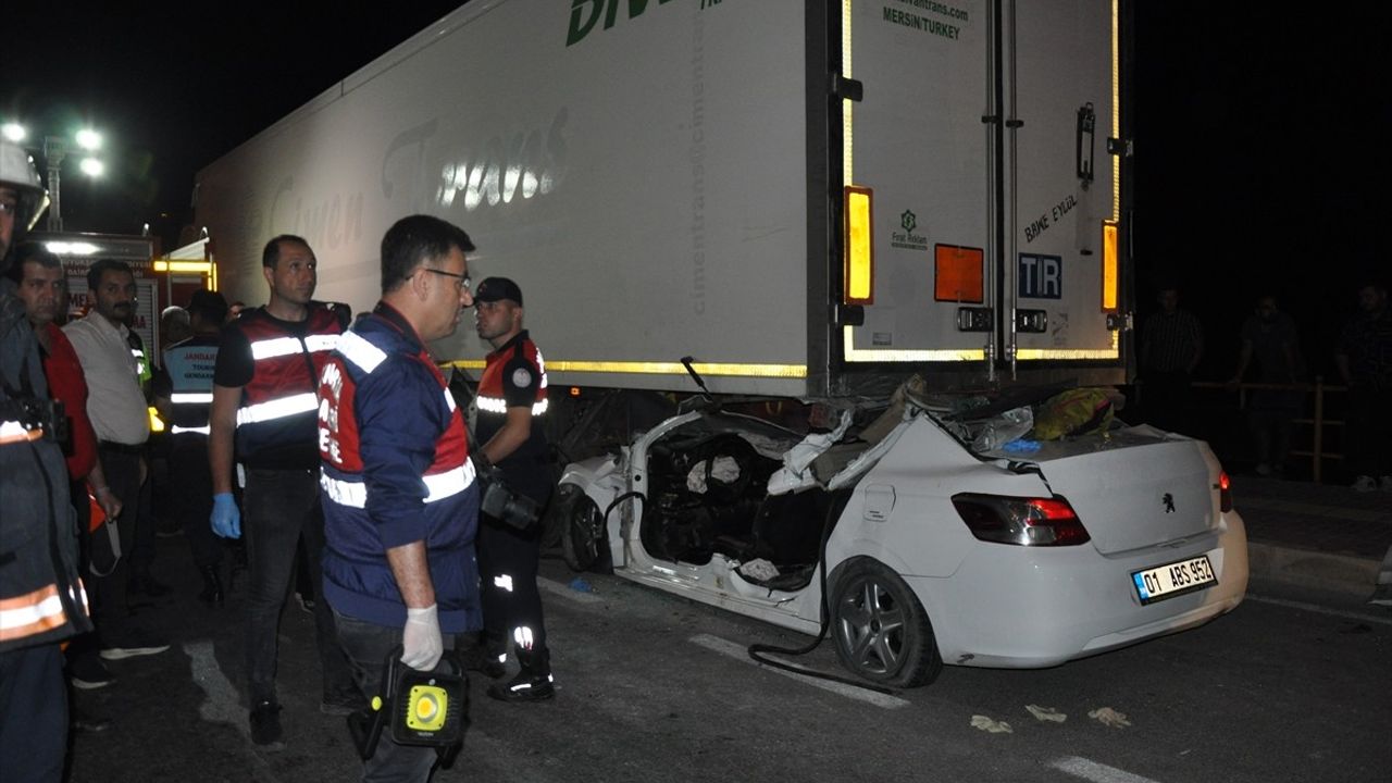 Mersin'de Tıra Çarpan Otomobildeki İki Kişi Hayatını Kaybetti
