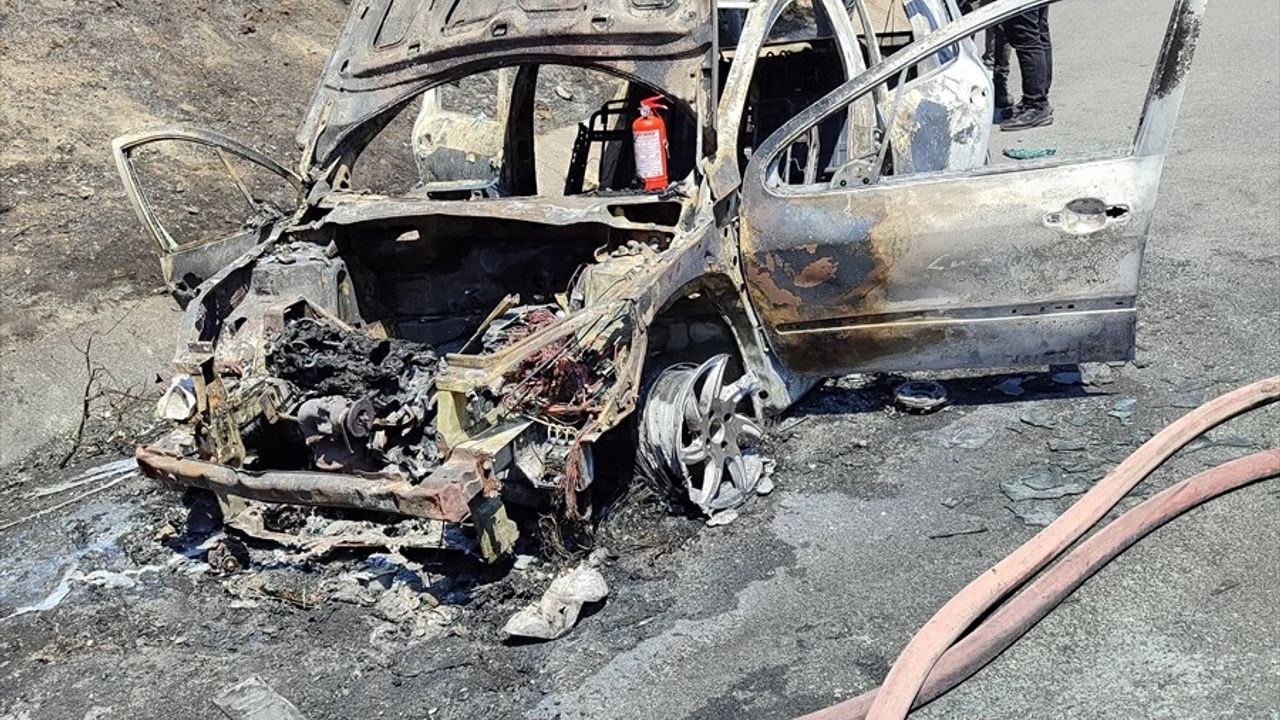 Mersin Tarsus'ta Otomobilden Ormanlık Alana Sıçrayan Yangın Kontrol Altına Alındı
