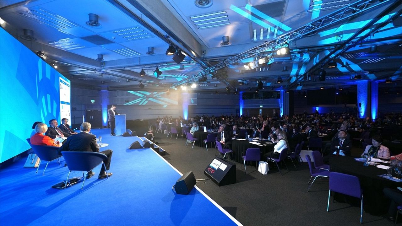 Milli Eğitim Bakanı Tekin, Londra'daki Dünya Eğitim Forumu'nda Eğitim ve Barış Vurgusu Yaptı