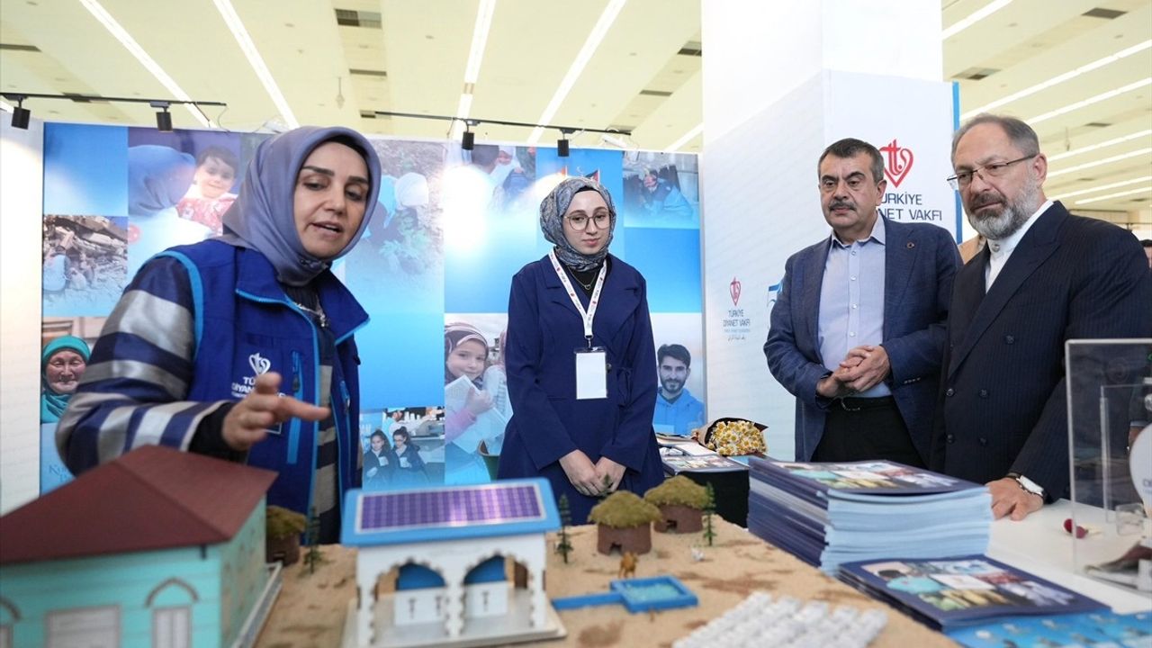 Milli Eğitim Bakanı Tekin, Uluslararası İslam Sanatları Fuarı'nı Ziyaret Etti