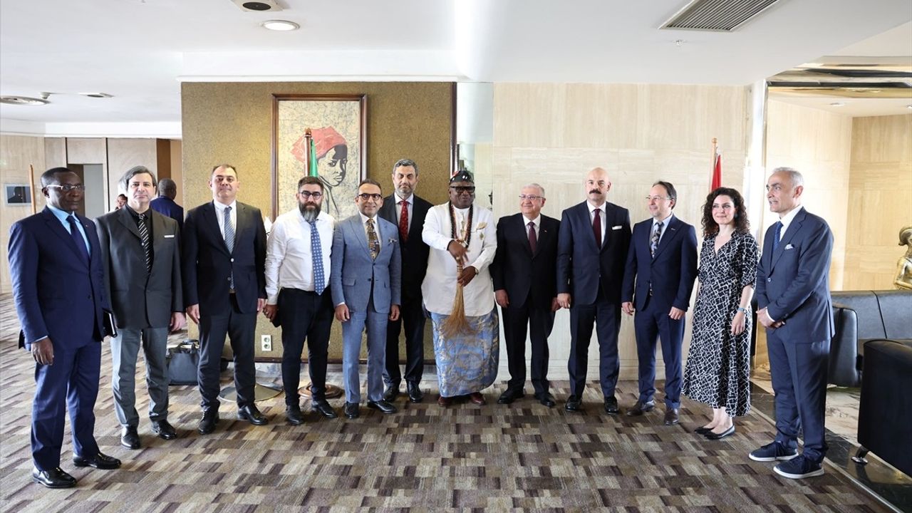 Milli Savunma Bakanı Yaşar Güler, Kamerun'da DEİK Üyeleri ile Görüştü