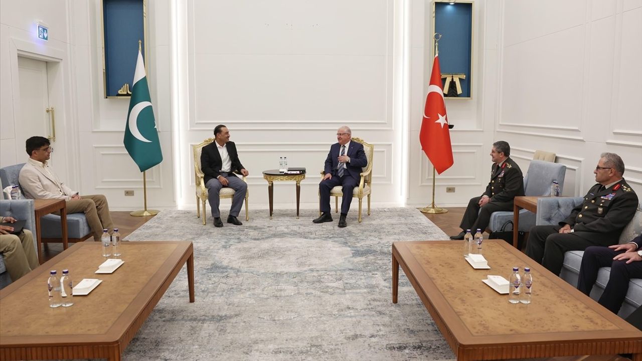 Milli Savunma Bakanı Yaşar Güler, Pakistan Kara Kuvvetleri Komutanı Munir ile İstişarede Bulundu