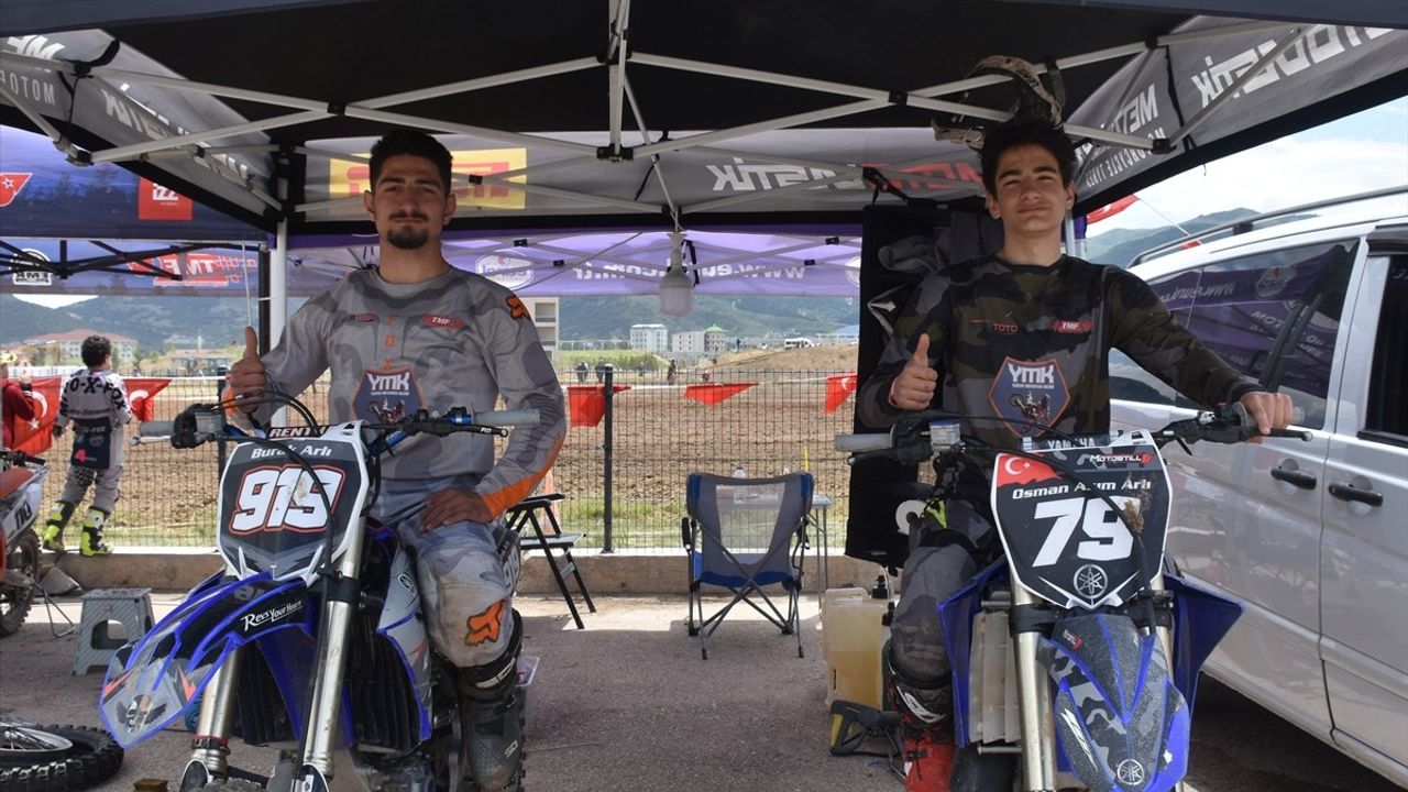 Motokros Yarışlarında Kardeş Rekabeti: Burak ve Osman Asım Arlı