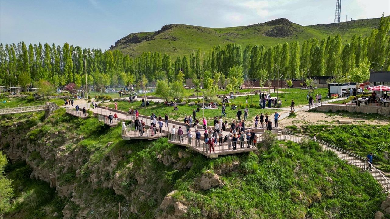 Muradiye Şelalesi'nde Yoğun Hafta Sonu Ziyareti