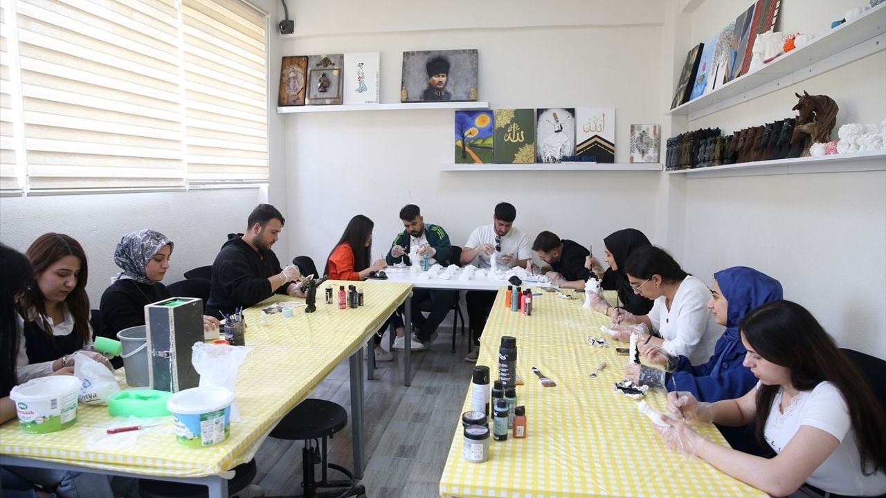 Muş Alparslan Üniversitesi'nde Öğrenciler Sultan Alparslan Temalı Hediyelik Ürünler Üretiyor