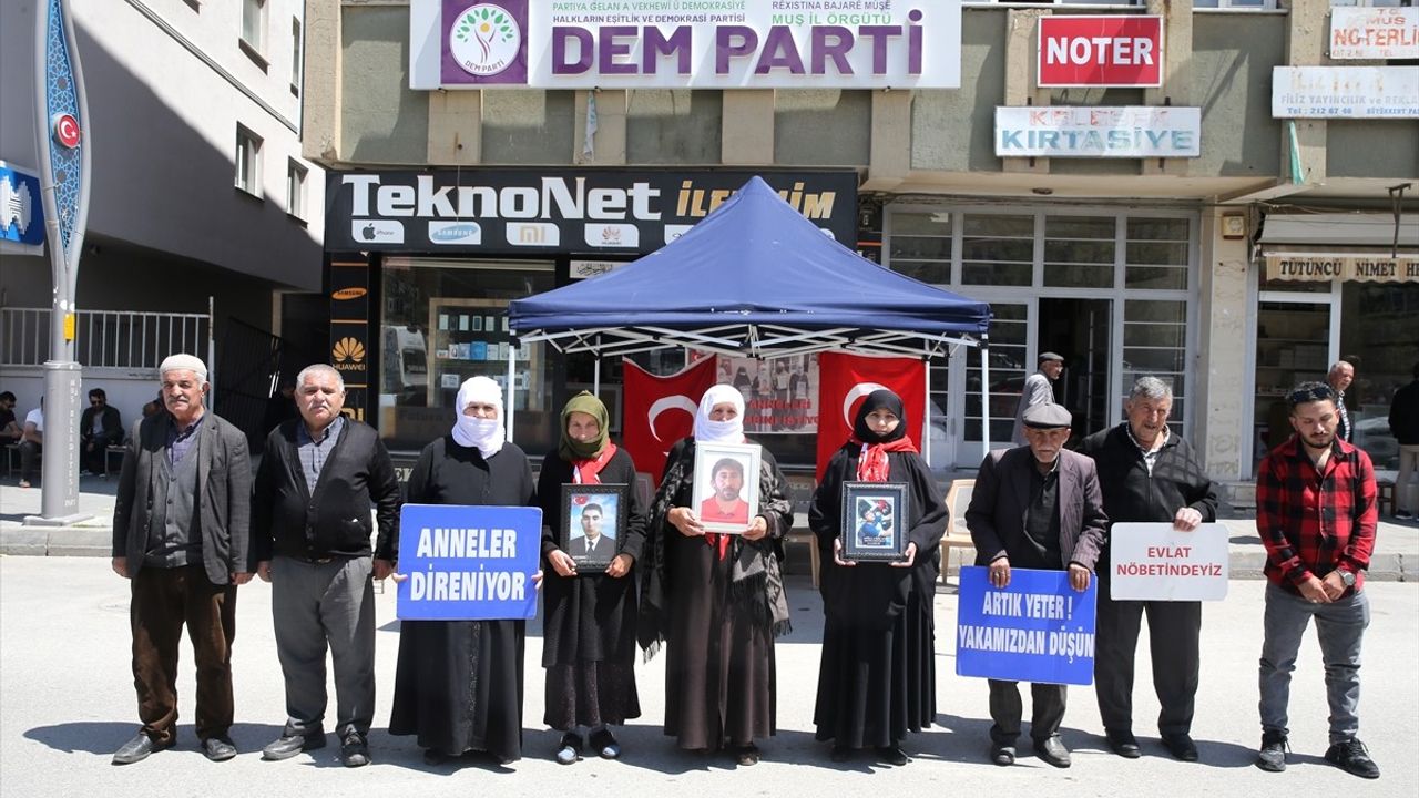 Muş'ta Aileler DEM Parti Önünde Evlat Nöbeti Tutuyor
