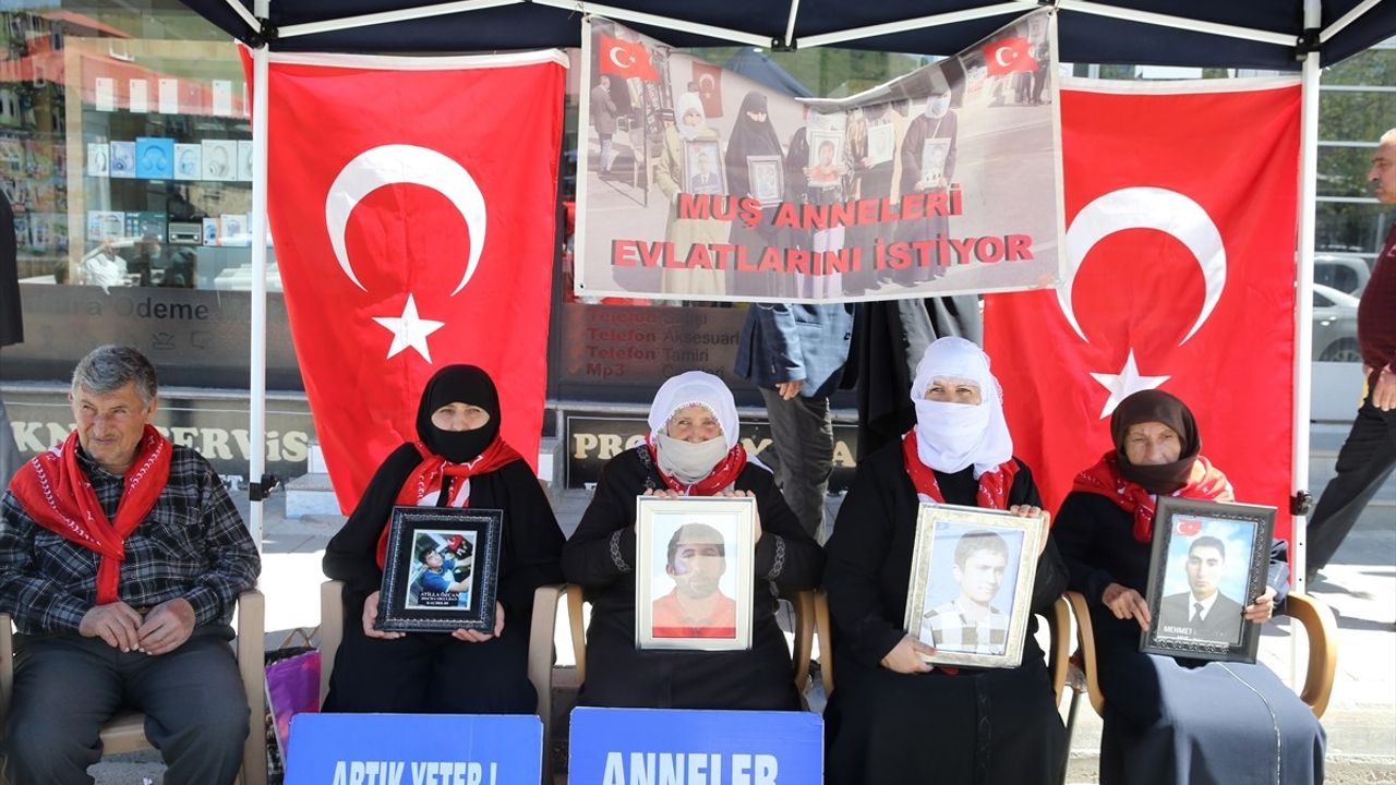 Muş'ta Evlatları İçin Eylemde Bulunan Aileler, DEM Parti Önünde Toplandı