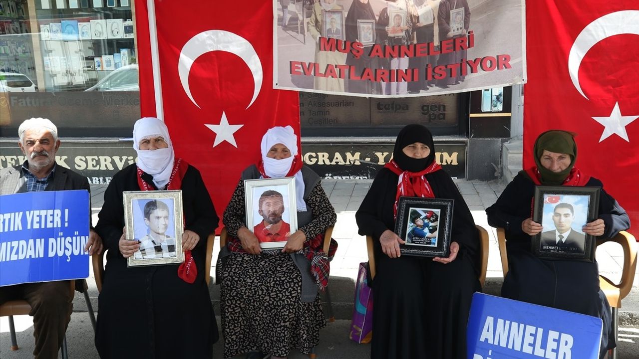 Muş'ta Evlatlarına Kavuşmak İsteyen Aileler Eylemlerini Sürdürüyor