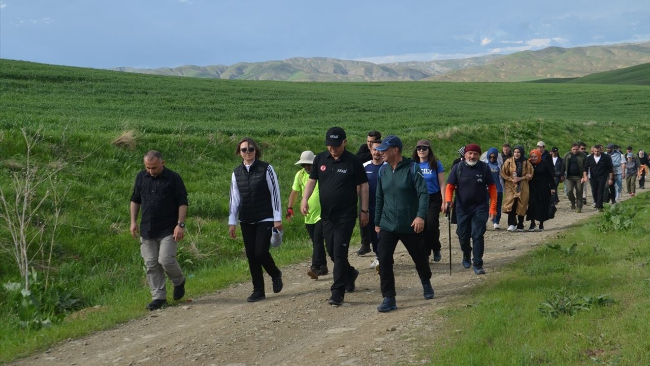 Muş Valisi Çakır'dan 7. Lale Festivali Kapsamında Doğa Yürüyüşü