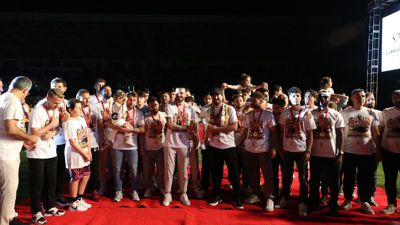 Muşspor, Nesine 2. Lig'e Yükselmeyi Coşkuyla Kutladı