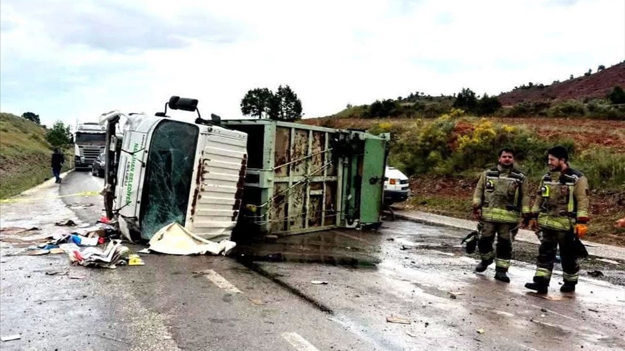 Nallıhan'da Çöp Kamyonu Devrildi: 1 Ölü, 1 Yaralı