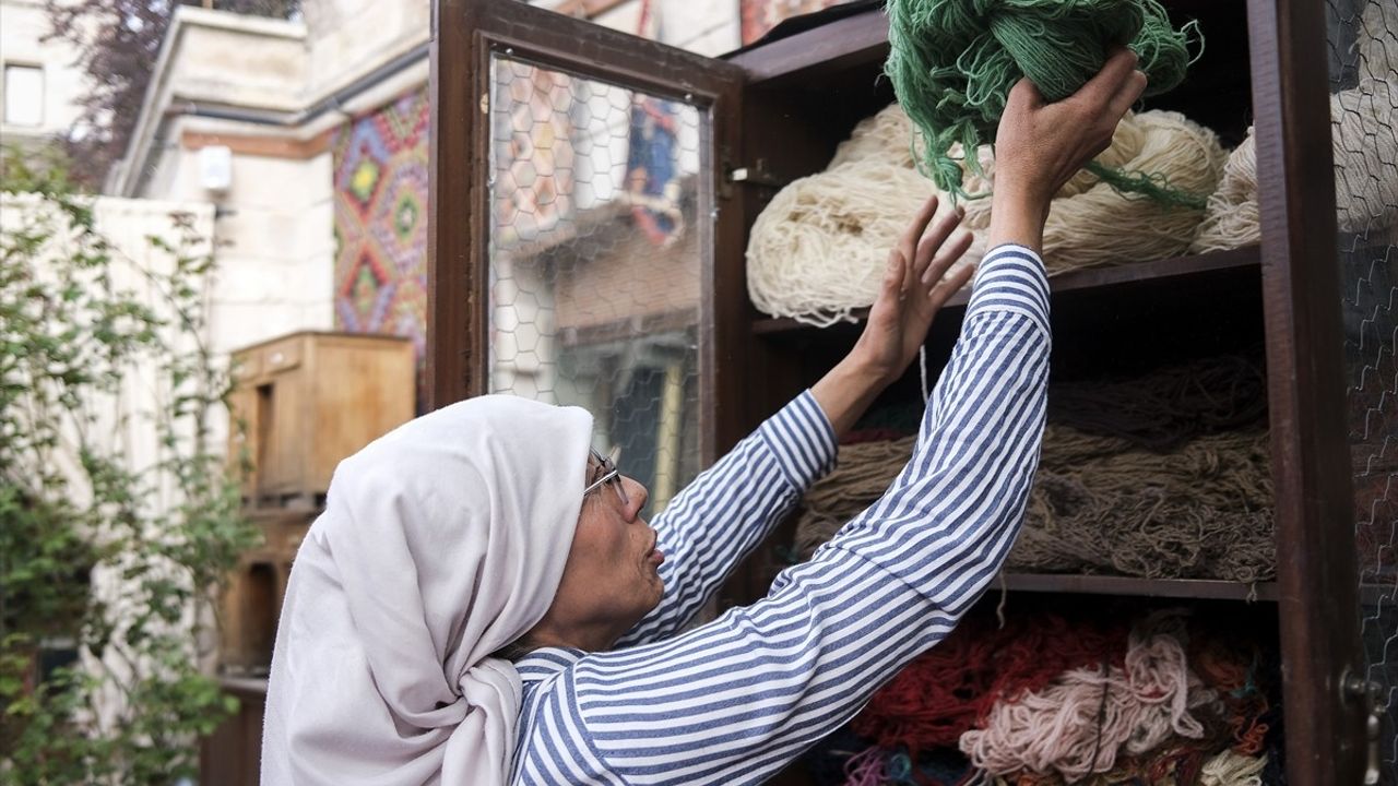 Nevşehir'de Dokuma Ustası Ayten Satıcı, Geleneksel Halı Dokumacılığının Canlanmasını İstiyor