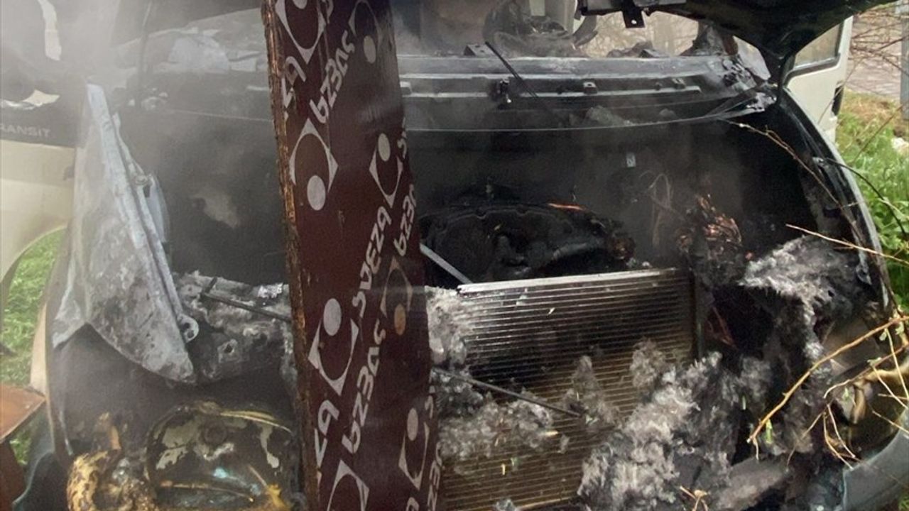 Nevşehir'de Seyir Halindeki Minibüste Yangın Çıktı