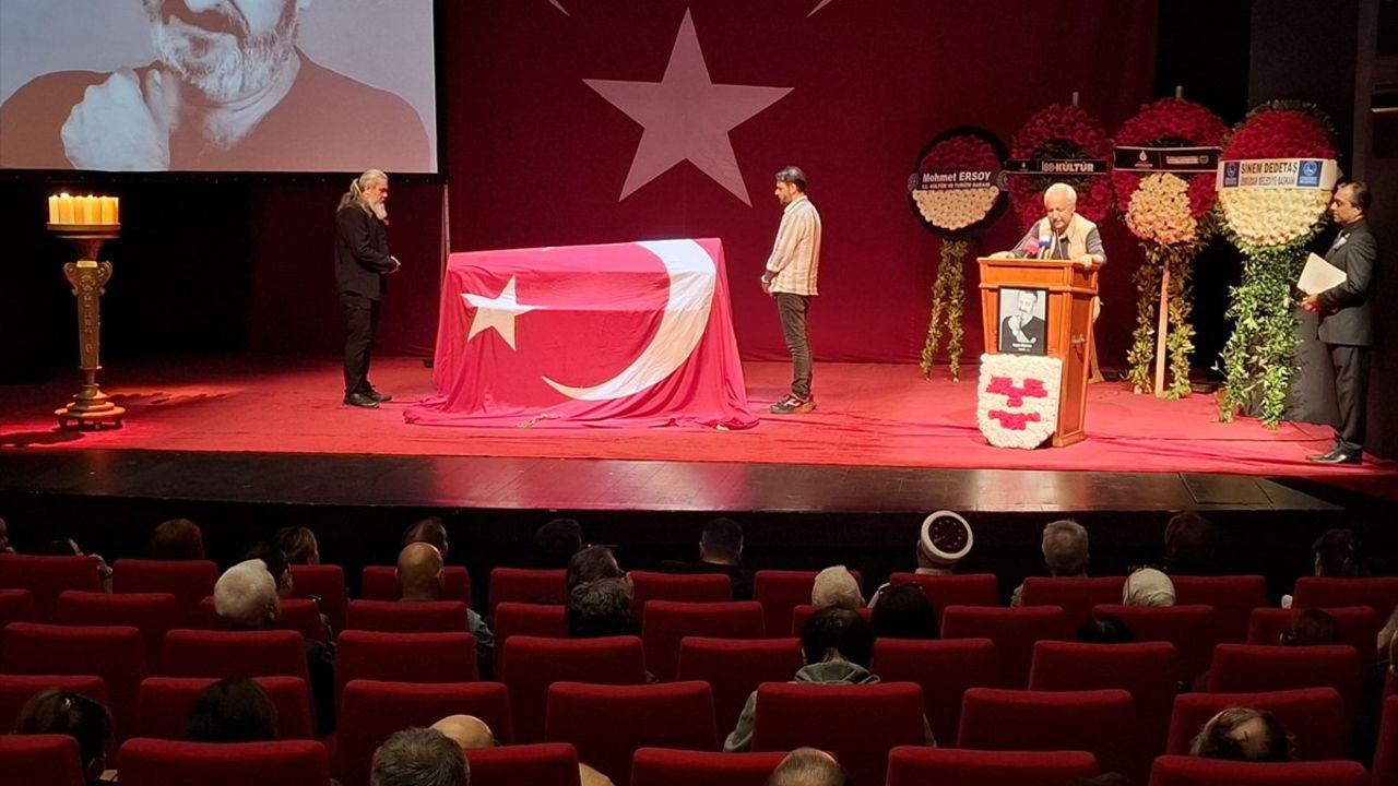 Önemli Tiyatrocu Naşit Özcan Son Yolculuğuna Uğurlandı