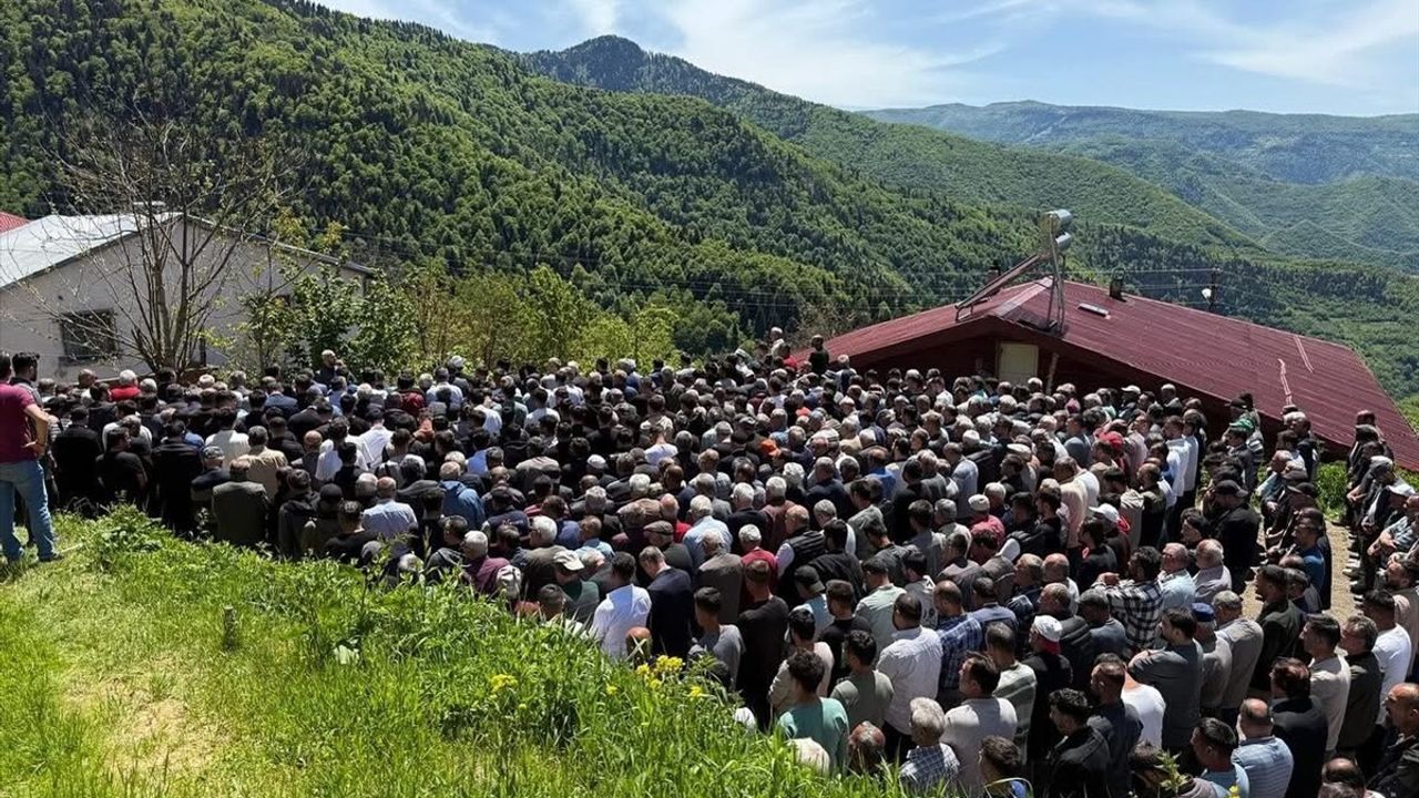 Ordu'da Boğulma Tehlikesi Geçiren Lise Öğrencisi Yiğitcan Kıran'ın Cenazesi Defnedildi