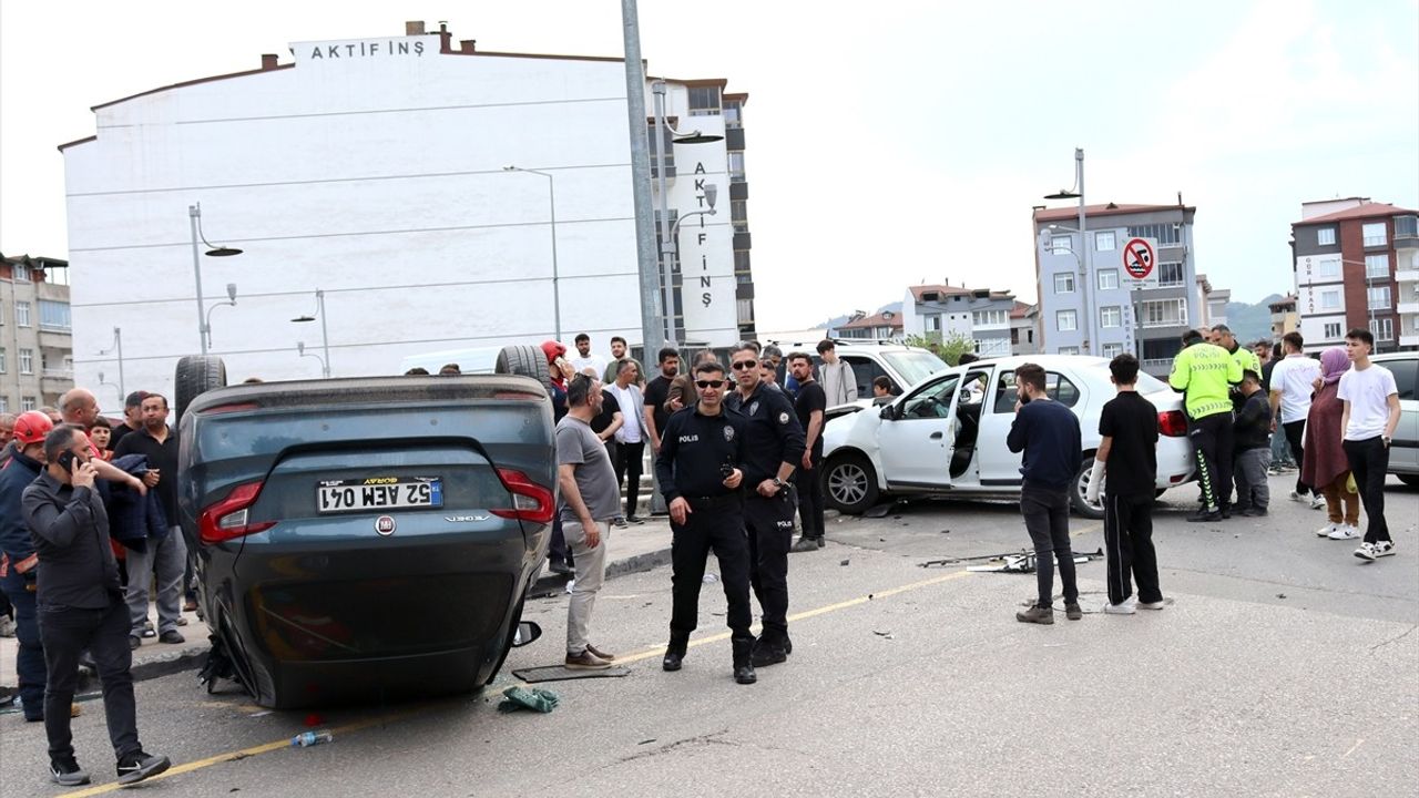 Ordu Ünye'de İki Otomobil Çarpıştı: 5 Yaralı