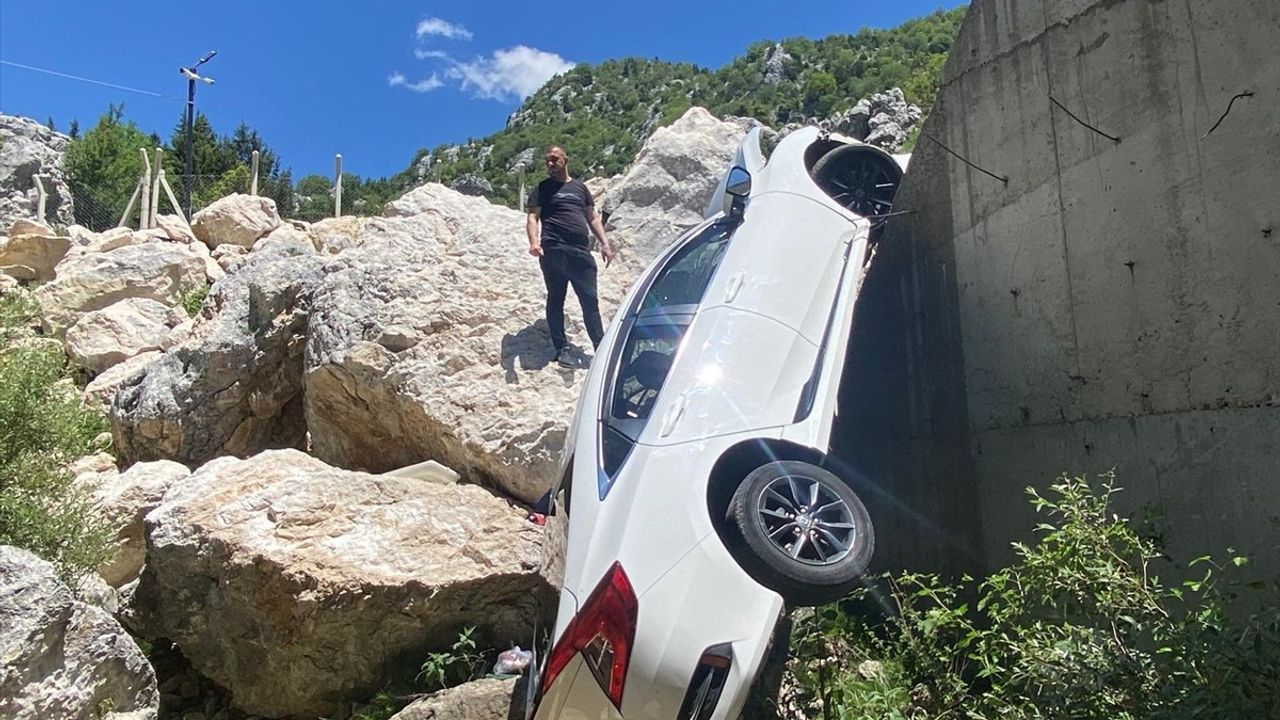 Osmaniye'de Dere Yatağına Düşen Otomobilde 4 Kişi Yaralandı