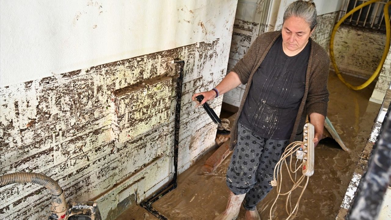 Osmaniye'de Sağanak Sonrası Taşan Dere Sebebiyle 8 Araç Sürüklendi