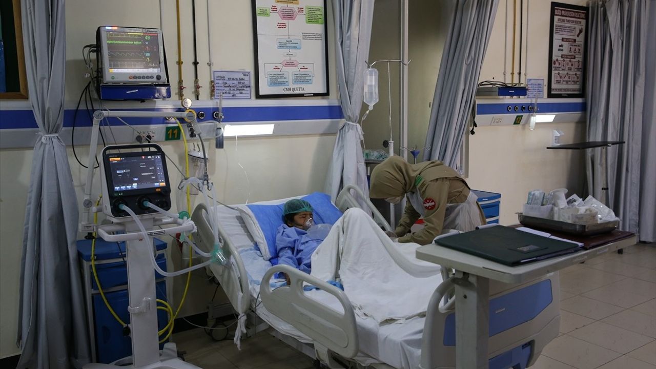 Pakistan'da Okul Servisine Yapılan İntihar Saldırısında Ölü Sayısı 8'e Yükseldi