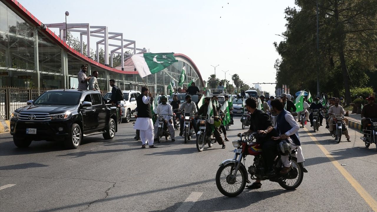 Pakistan'da Orduya Destek Gösterileri Düzenleniyor