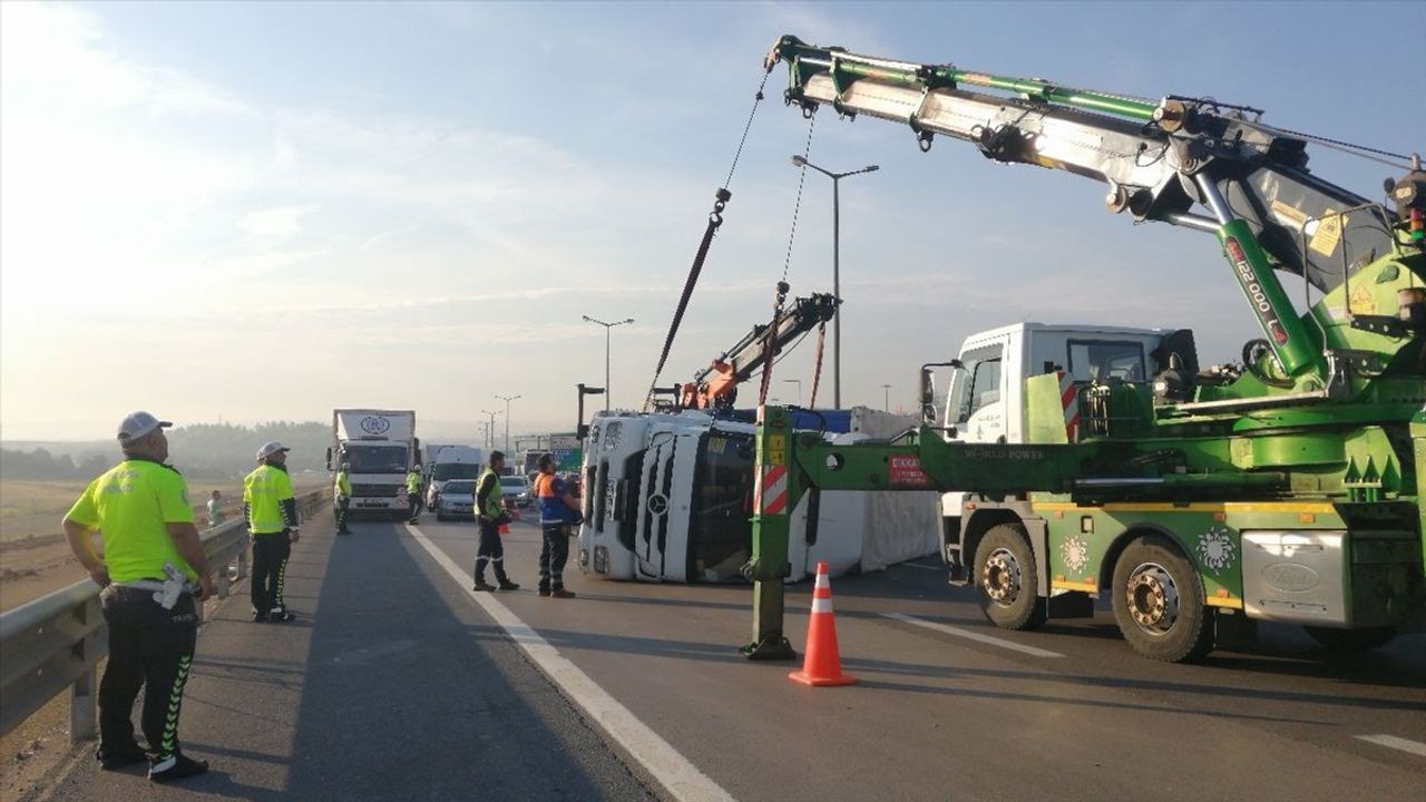 Pendik'te Devrilen Tırın Sürücüsü Hafif Yaralandı