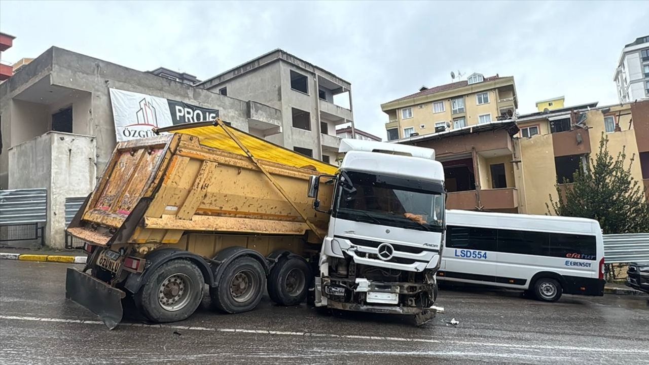 Pendik'te Hafriyat Kamyonu Park Halindeki Araçlara Çarptı