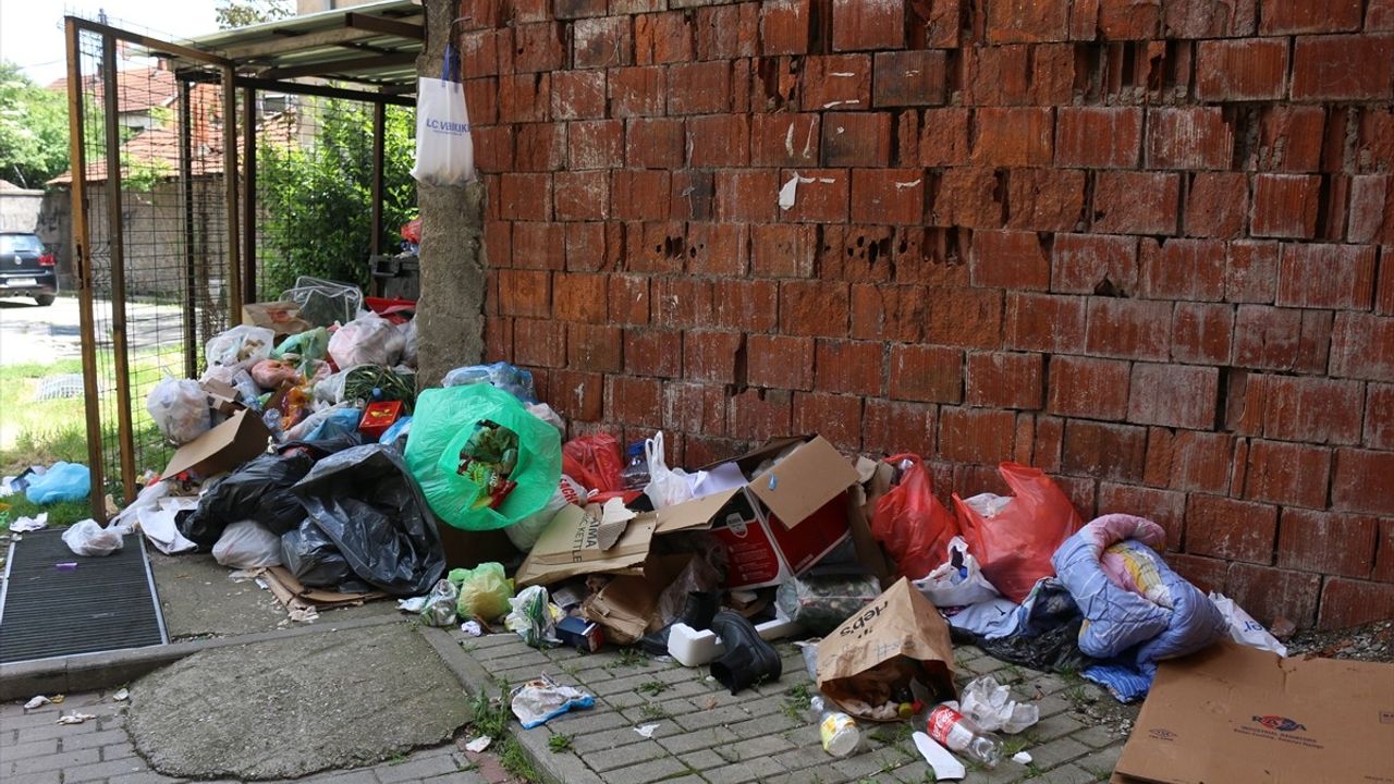 Priştine'de Çöp Yığınları Grev Nedeniyle Artış Gösteriyor