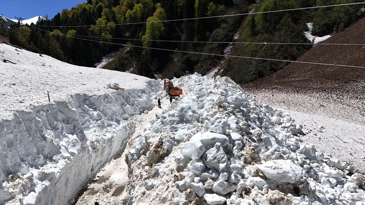 Rize'de Yayla Yollarında Karla Mücadele Çalışmaları Devam Ediyor