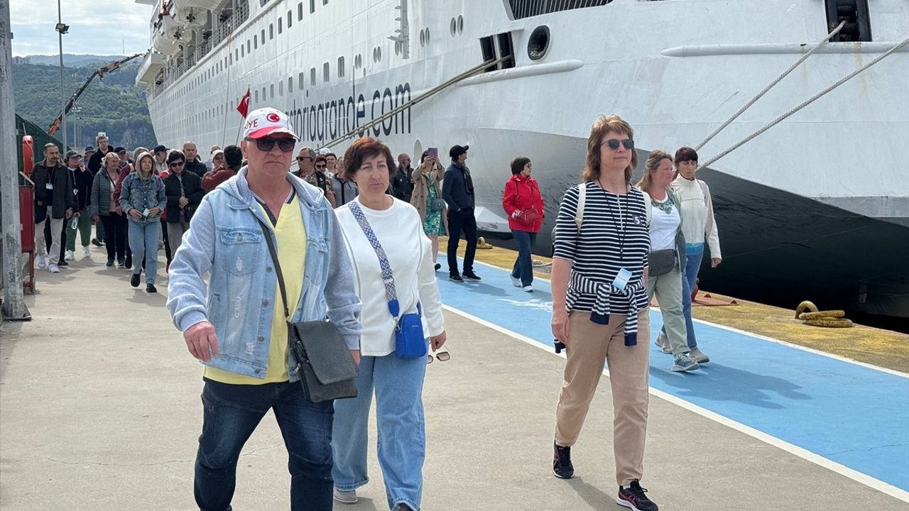 Rusya'dan 992 Turist Amasra'ya Gelen Kruvaziyer Limana Demirledi