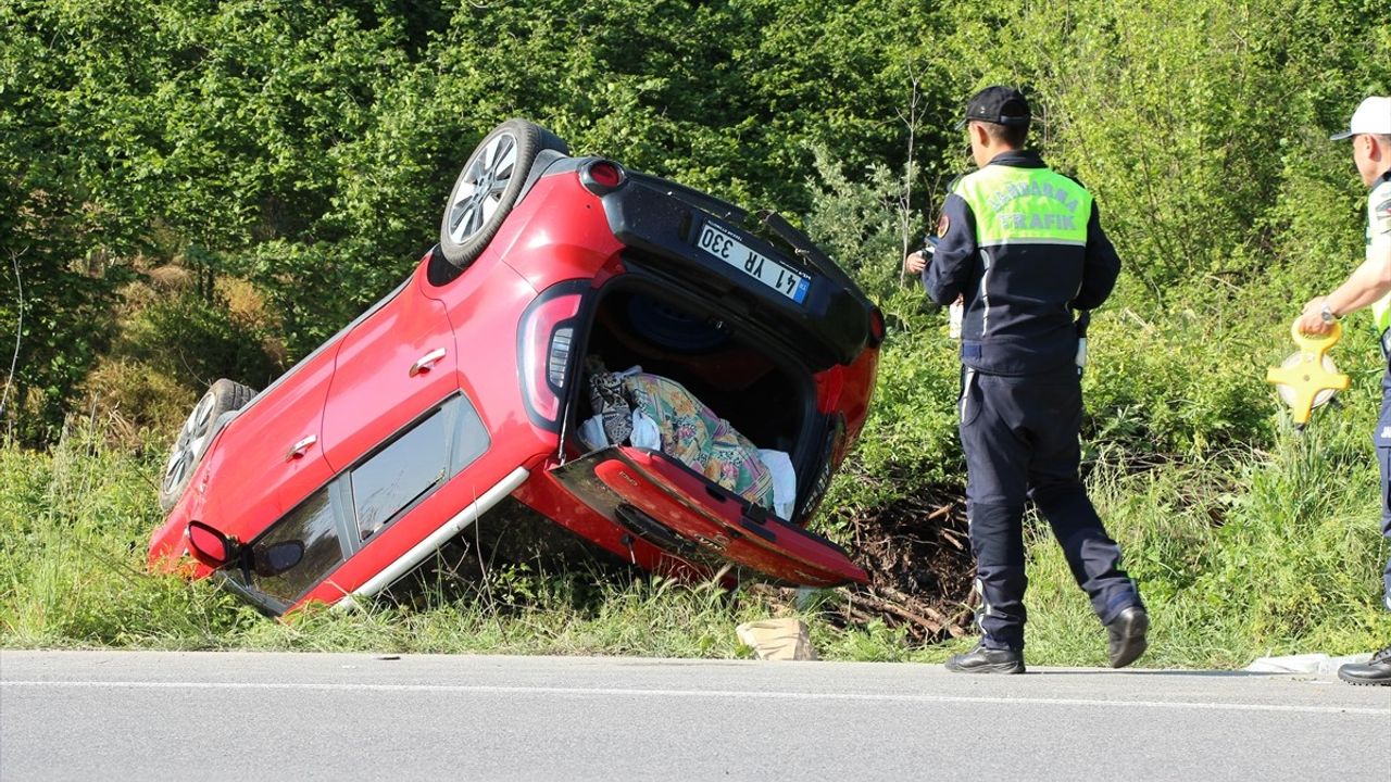 Sakarya'da Devrilen Otomobilde 1 Bebekle Birlikte 4 Kişi Yaralandı