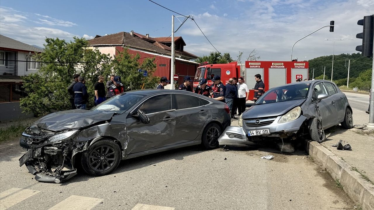 Sakarya'da İki Otomobil Çarpıştı: 4 Yaralı