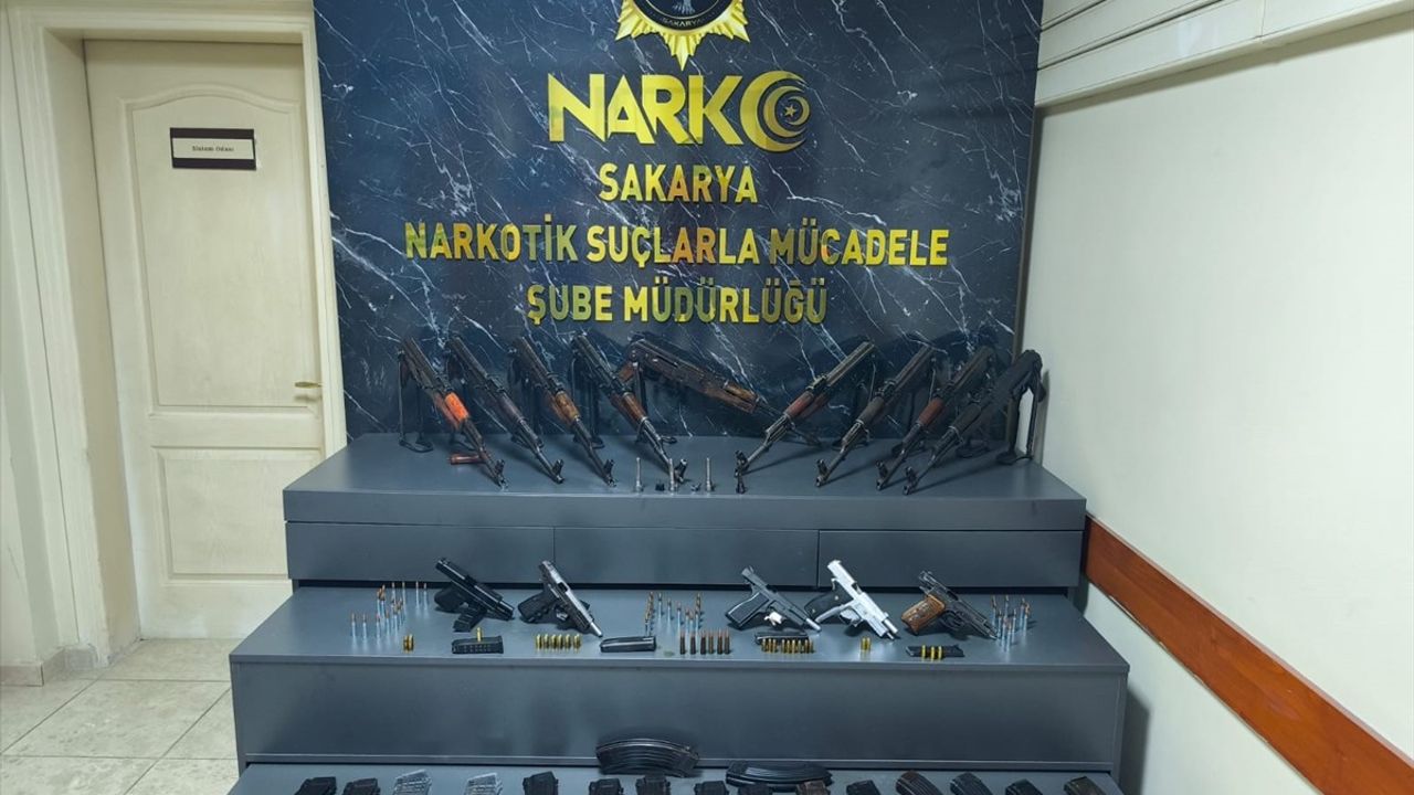 Sakarya'da Polis Aracında Uyuşturucu Taşınırken 9 Kaleşnikof Tüfek ve 5 Tabanca Ele Geçirildi