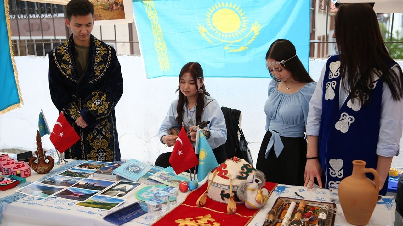 Sakarya'da Uluslararası Öğrenci Buluşması: Kültürler Tanıtıldı