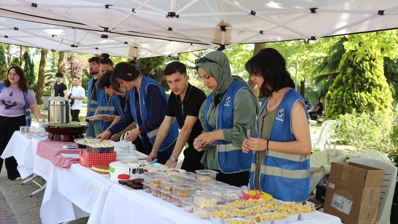 Sakarya Üniversitesi Öğrencilerinden Gazze'ye Yardım Kermesi
