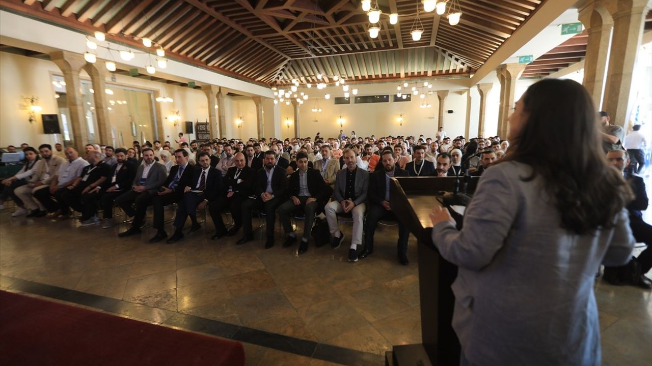 Şam'da Gençler için Teknoloji ve Eğitim Kampı Düzenlendi