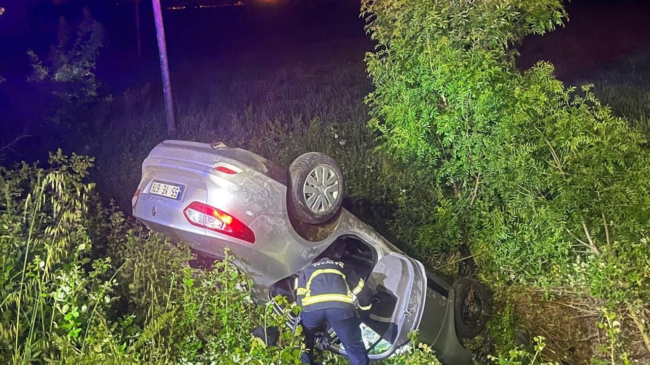 Samsun Bafra'da Otomobil Tarlaya Devrildi: Sürücü Yaralandı