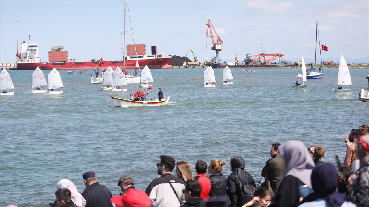 Samsun'da Atatürk ve Arkadaşları Anısına Gemilerle Geçit Töreni Düzenlendi