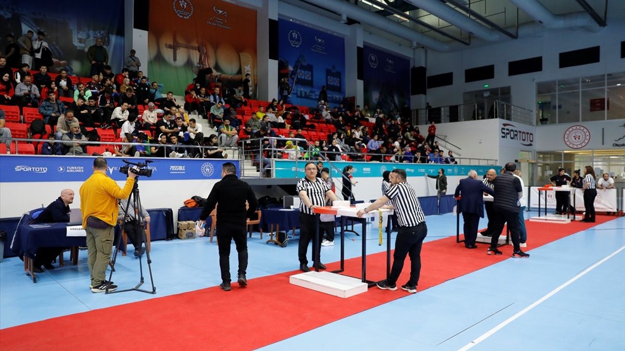 Samsun'da Bilek Güreşi Gençler A Türkiye Birinciliği Müsabakaları Başladı