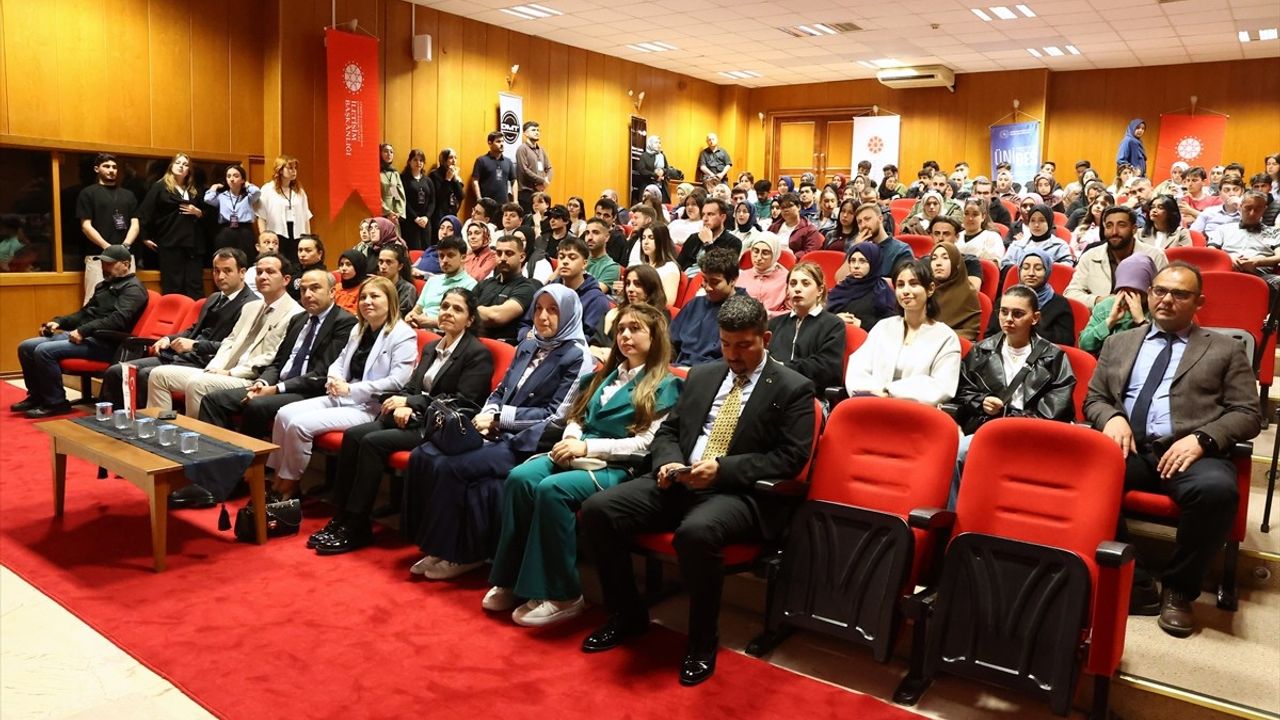 Samsun'da 'Bilişim Çağında Dezenformasyon' Konferansı Düzenlendi