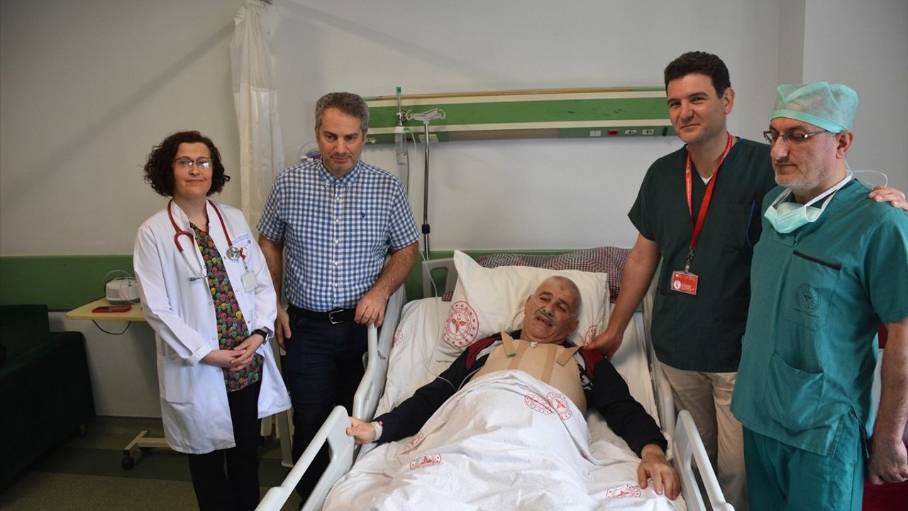 Samsun'da Çift Taraflı Şah Damarı Tıkanıklığına Açık Kalp Ameliyatı