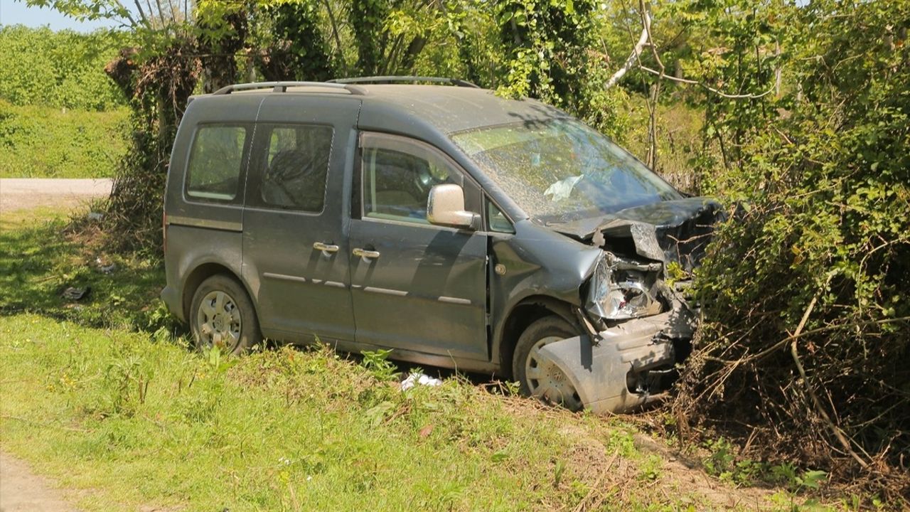 Samsun'da Jandarma Aracına Çarpan Hafif Ticari Araç Sürücüsü Hayatını Kaybetti
