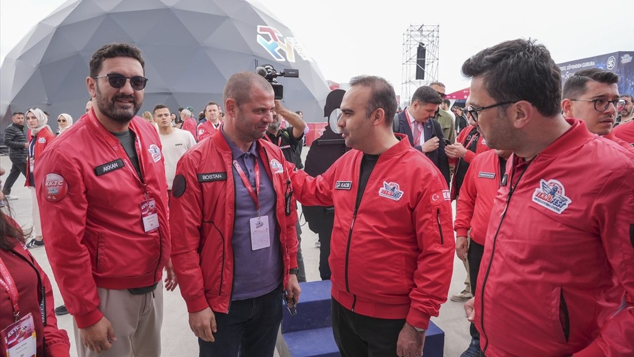 Sanayi ve Teknoloji Bakanı Kacır, TEKNOFEST KKTC'de AA Standını Ziyaret Etti