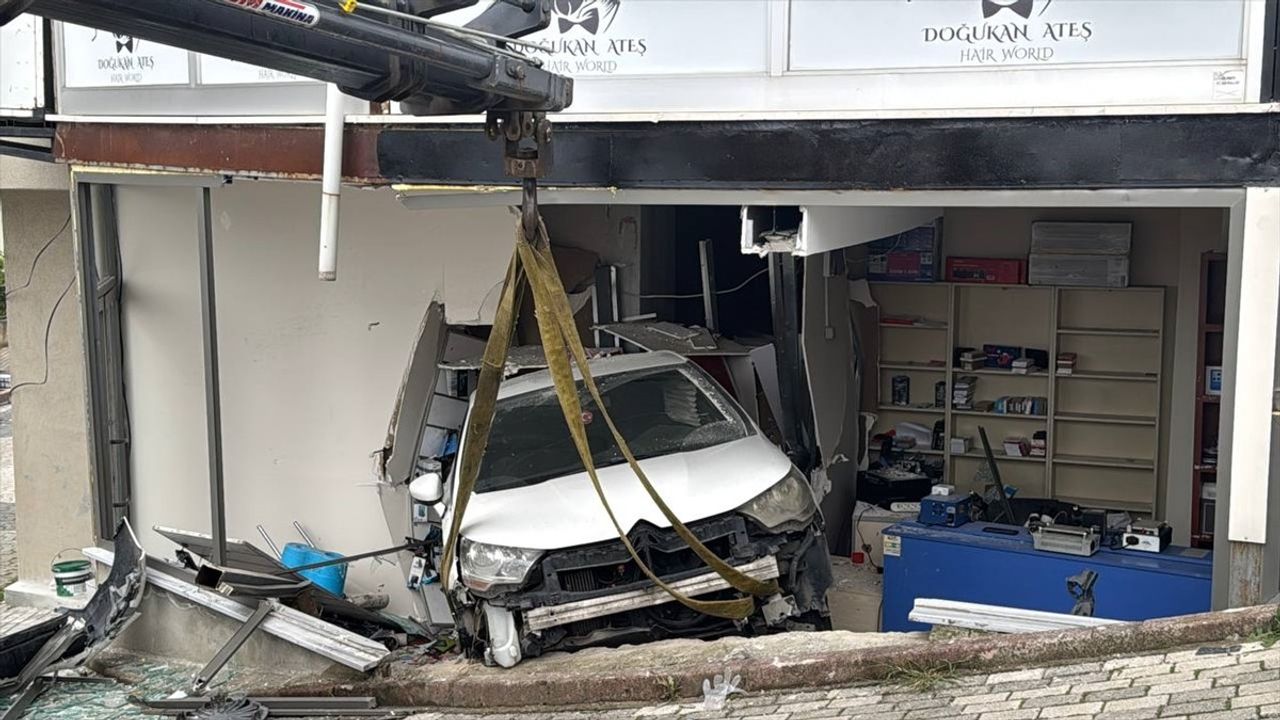 Sancaktepe'de Kontrolden Çıkan Araç, İş Yerine Girdi